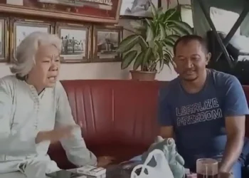 Tangkapan layar tokoh aktivis dan budayawan senior di Kota Batu, Agung Shinta tengah duduk bersama pria diduga dari pihak kepolisian.