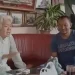 Tangkapan layar tokoh aktivis dan budayawan senior di Kota Batu, Agung Shinta tengah duduk bersama pria diduga dari pihak kepolisian.