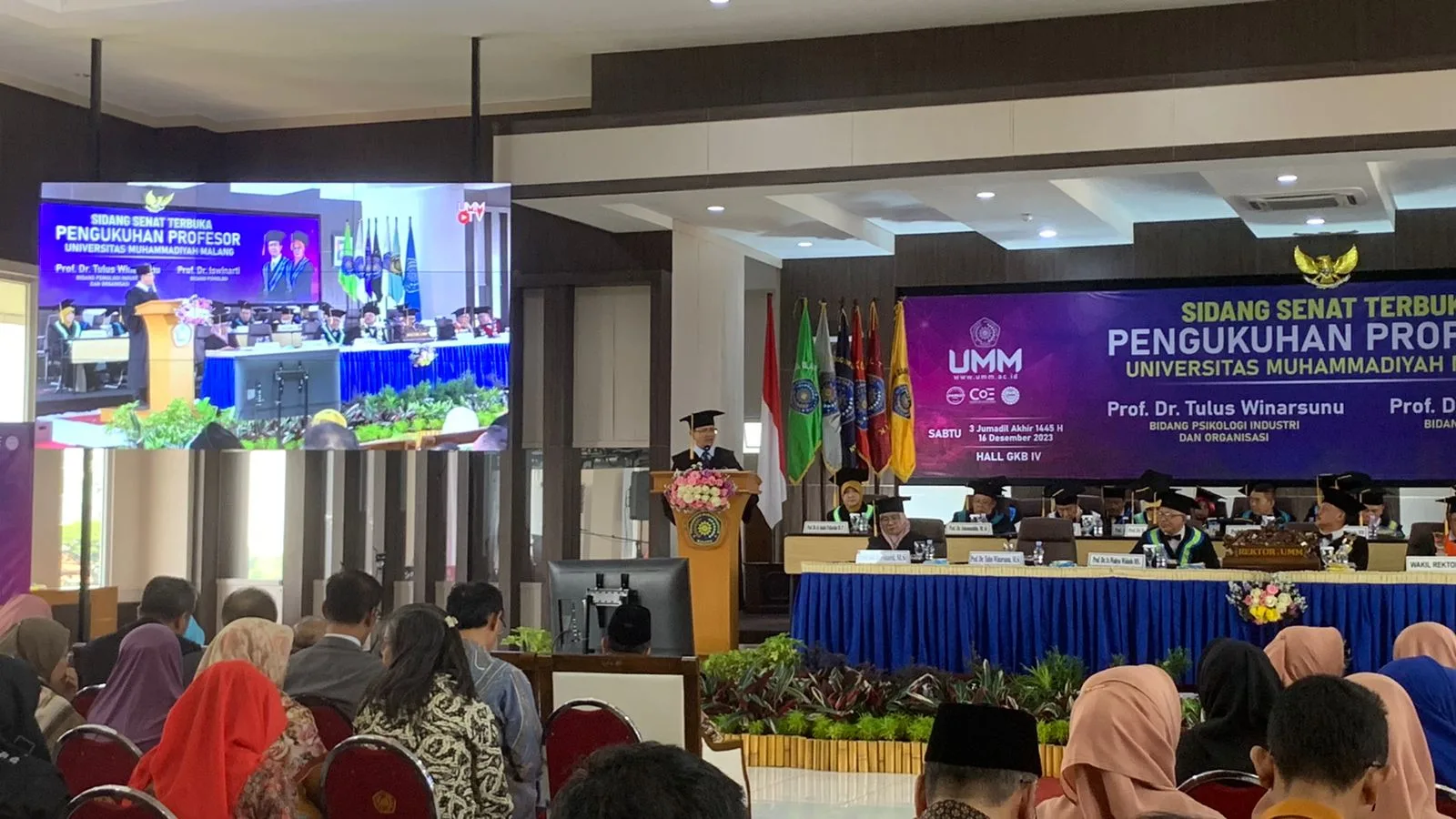 Suasana pengukuhan guru besar Prof Tulus Winarsunu dan Prof Iswinarti. 