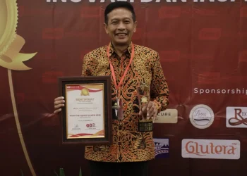 Pj Wali Kota Malang terima penghargaan sebagai Positive News Maker 2023.