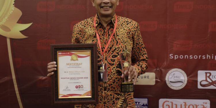 Pj Wali Kota Malang terima penghargaan sebagai Positive News Maker 2023.