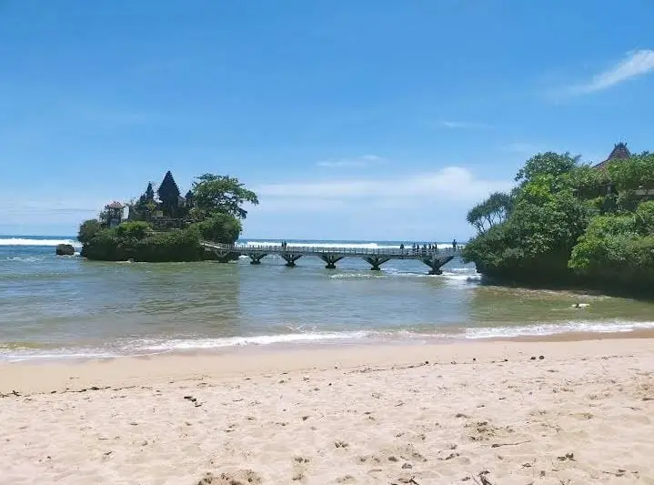Potret pantai balekambang. 