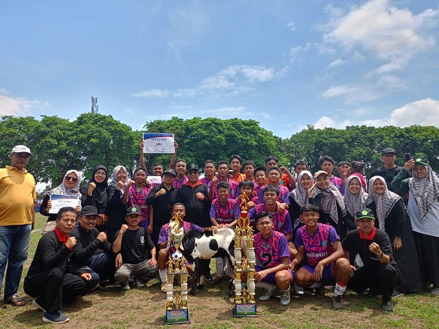 Foto bersama usai MTsN 2 Malang raih juara 1 dalam liga pelajar antar SMP-MTs se Kabupaten Malang Piala Bupati Cup tahun 2023.
