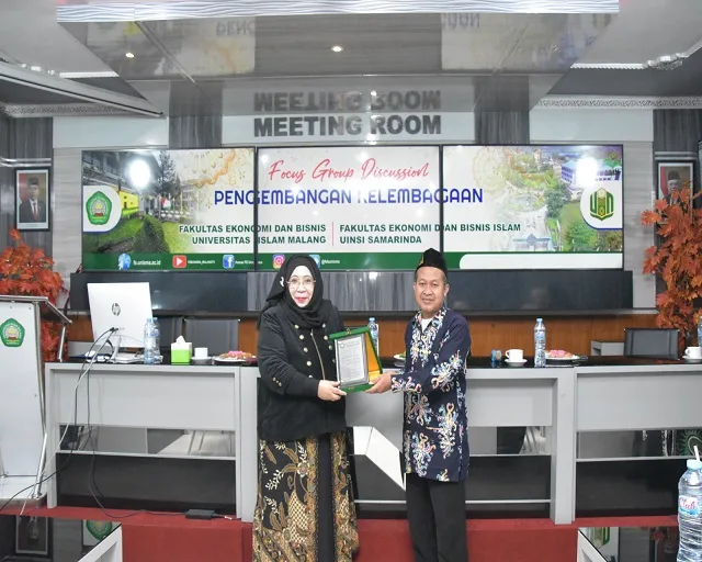 Dekan FEBI UINSI Samarinda, Dr Mahrus Mhi bersama Dekan FEB UNISMA Nur Diana SE, MSi, CBV, CERA.