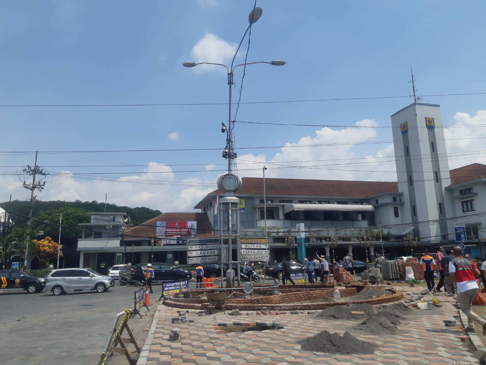 Pj Wali Kota Malang, Wahyu Hidayat melakukan tinjauan langsung ke pembangunan median dan bundaran di Simpang Rajabali.