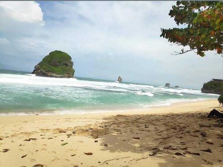 Potret Pantai Goa Cina