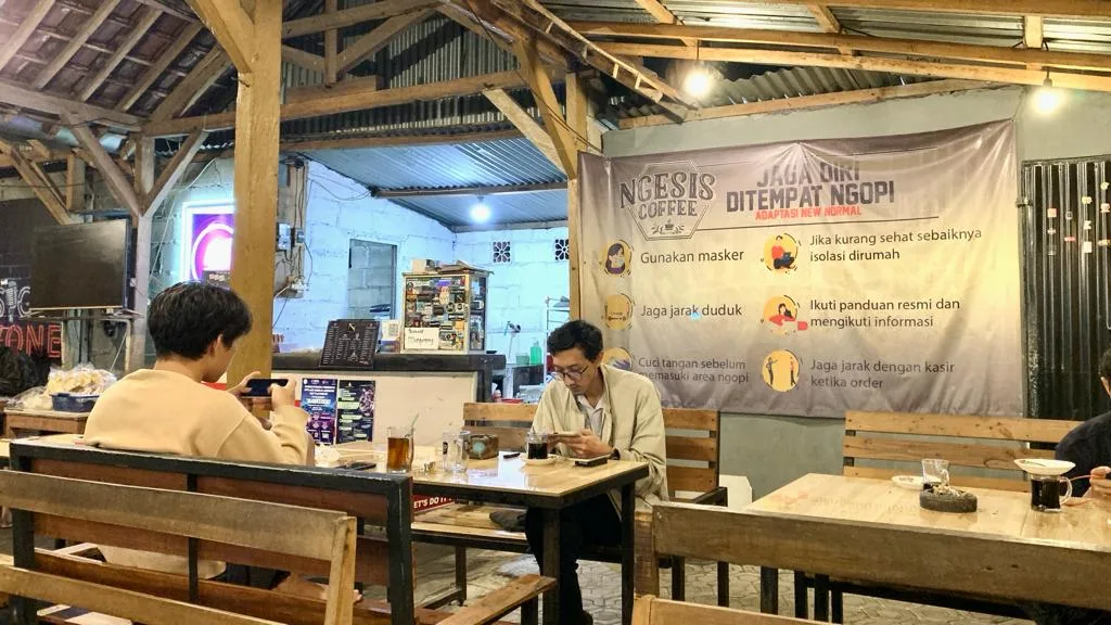 Pengunjung di Ngesis caffe.