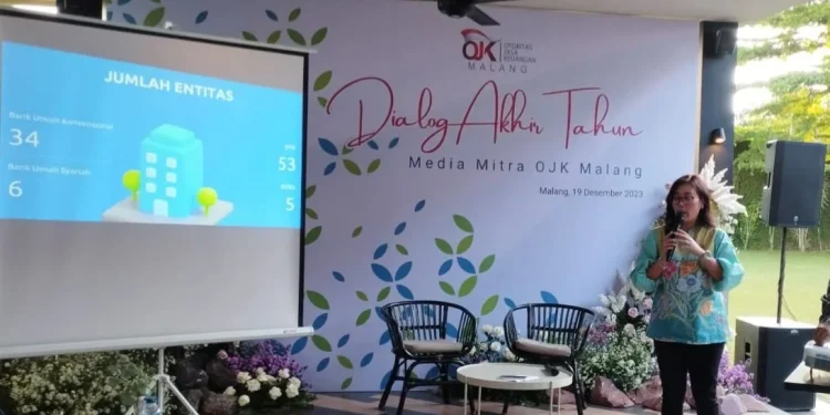 Plt Kepala OJK Malang, Ismirani Saputri dalam Dialog Akhir Tahun 2023.