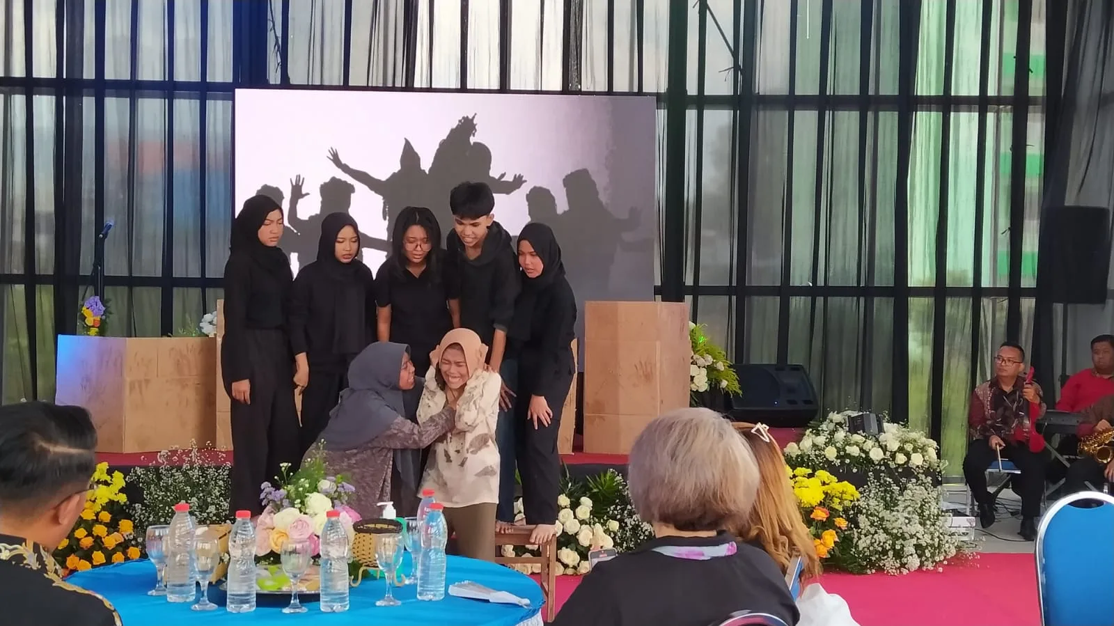 Penampilan seni teater terkait bullying anak oleh Teater Pandu SMA Negeri 1 Kota Batu.