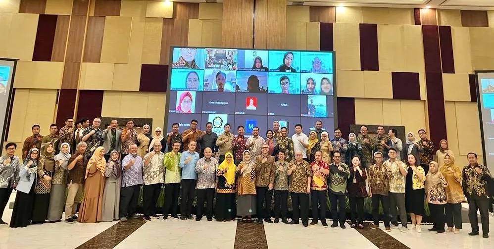 Foto bersama usai kegiatan UI GreenMetric World University Rangking.