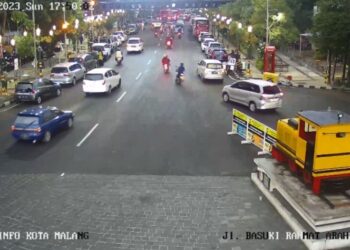 Kondisi jalanan di Kota Malang terpantau melalui CCTV online.