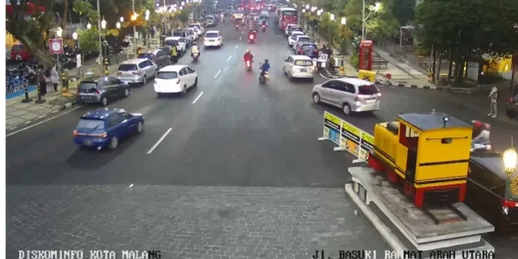 Kondisi jalanan di Kota Malang terpantau melalui CCTV online.