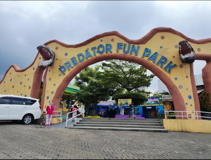 Potret depan Predator Fun Park.