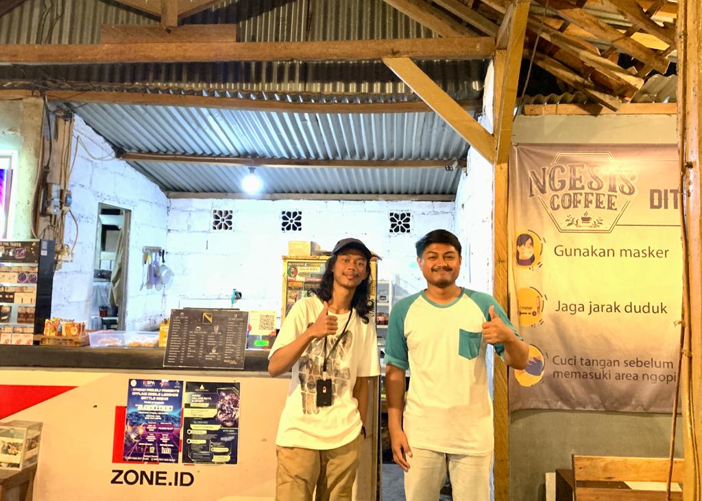 Mahasiswa magang di Tugu Malang id dan Mas Agus Suryanto selaku pegawai Ngesis caffe