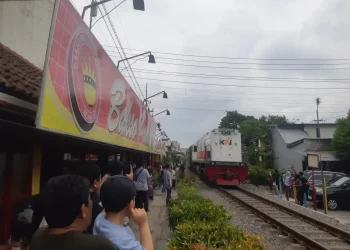 Suasana Bakso Presiden saat kereta api melintas.