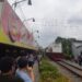 Suasana Bakso Presiden saat kereta api melintas.