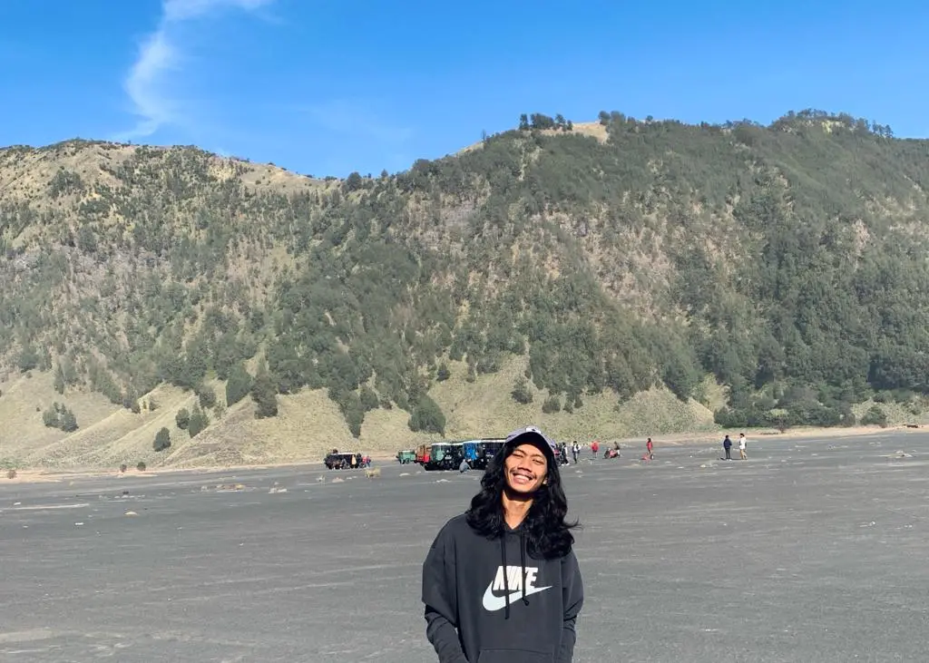 Mahasiswa magang di Tugu Media Group yang berwisata ke Gunung Bromo.
