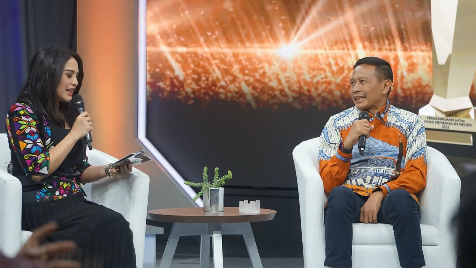 Pj Wali Kota Malang terima pengharhaan inovasi membangun megeri 2023.