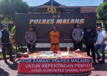 Tersangka Arifin saat dihadirkan di konferensi pers di Mapolres Malang.