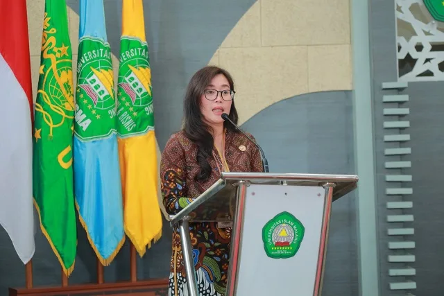 Indri Rahayoeningtyas selaku Direktur PT Prudential Sharia Life Assurance saat memaparkan meteri.