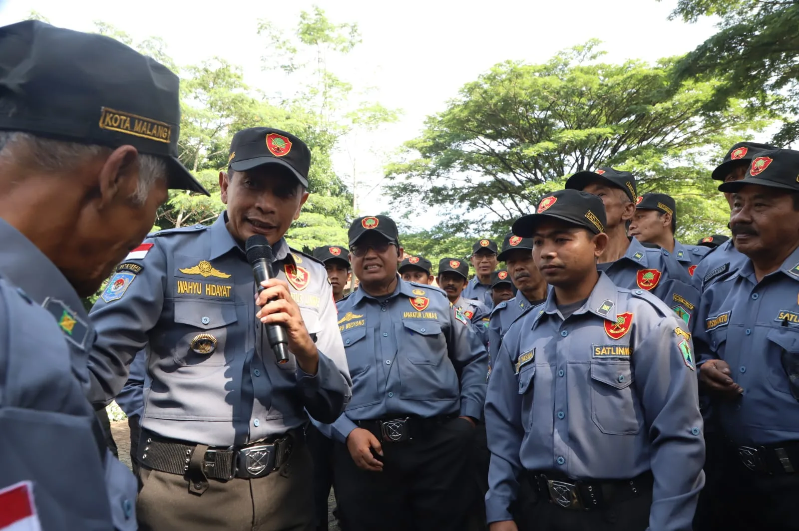 Pj Wali Kota Malang Dr. Ir. Wahyu Hidayat, MM saat memberikan arahan.