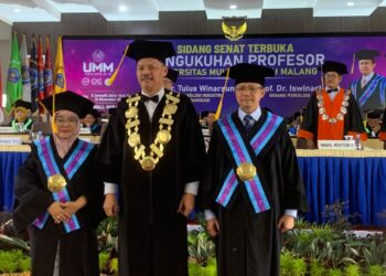 Dari kiri: Prof Iswinarti, Rektor UMM, Prof Dr Syamsul Arifin M.Si, dan Prof Tulus Winarsunu usai pengukuhan guru besar secara simbolis.