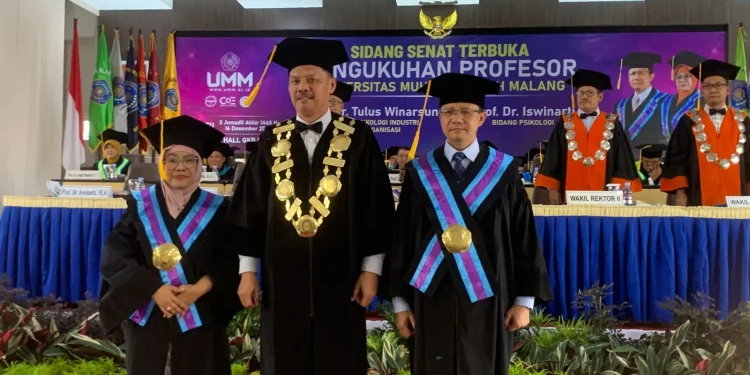 Dari kiri: Prof Iswinarti, Rektor UMM, Prof Dr Syamsul Arifin M.Si, dan Prof Tulus Winarsunu usai pengukuhan guru besar secara simbolis.