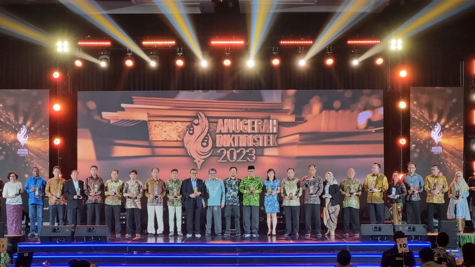 Rektor Unisma (batik hijau kuning) saat menerima piagam penghargaan dalam Anugerah Diktiristek 2023.