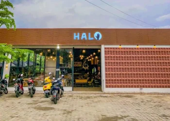 Suasana Halo cafe di siang hari.