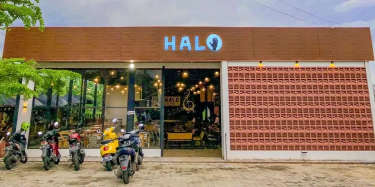 Suasana Halo cafe di siang hari.