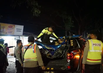 Petugas mengamankan sepeda motor yang digunakan untuk balap liar.