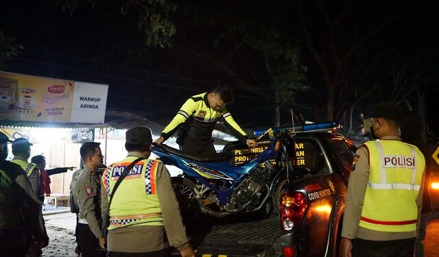 Petugas mengamankan sepeda motor yang digunakan untuk balap liar.