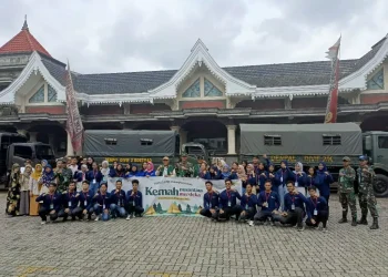 Mahasiswa PMM STIE Malangkucecwara foto bersama untuk mengikuti program Kemah Nusantara Merdeka.