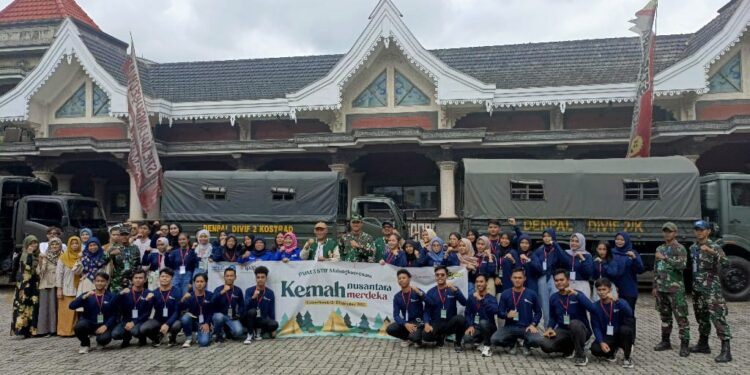 Mahasiswa PMM STIE Malangkucecwara foto bersama untuk mengikuti program Kemah Nusantara Merdeka.
