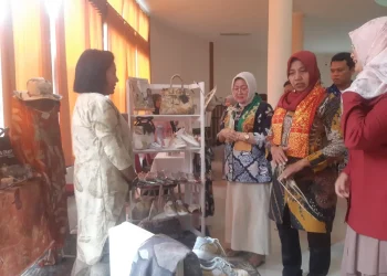 Kepala Sekolah SMK Negeri 2 Kota Malang, Dr. Drs. Hari Mulyono, M.T menyambut juri Lomba Kinerja BKK SMK Jatim.