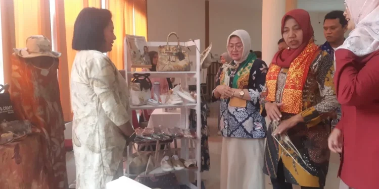 Kepala Sekolah SMK Negeri 2 Kota Malang, Dr. Drs. Hari Mulyono, M.T menyambut juri Lomba Kinerja BKK SMK Jatim.