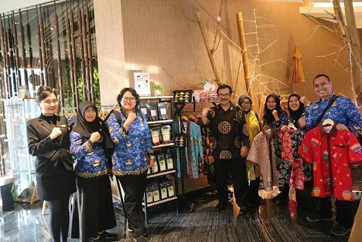 Pihak SMKN 1 Turen meninjau produk-produk siswa yang dipasarkan di Grand Mercure Malang Mirama.