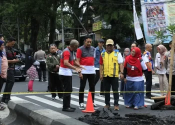 Pj Wali Kota Malang tinjau lokasi aspal ambles di Jalan Bandung bersama OPD terkait.