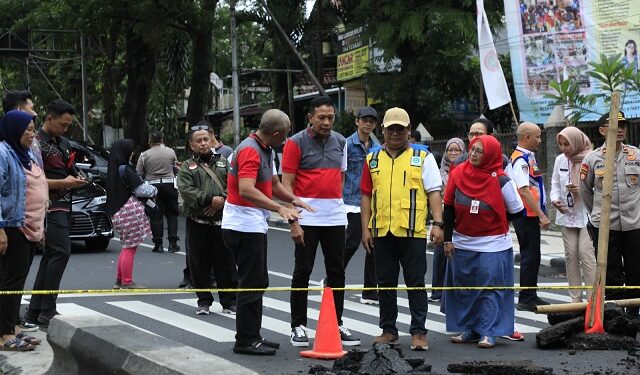 Pj Wali Kota Malang tinjau lokasi aspal ambles di Jalan Bandung bersama OPD terkait.