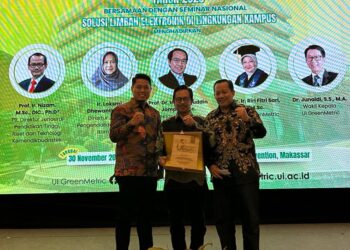 Rektor UIN Malang (berkacamata) saat menerima Anugerah UI GreenMetric.