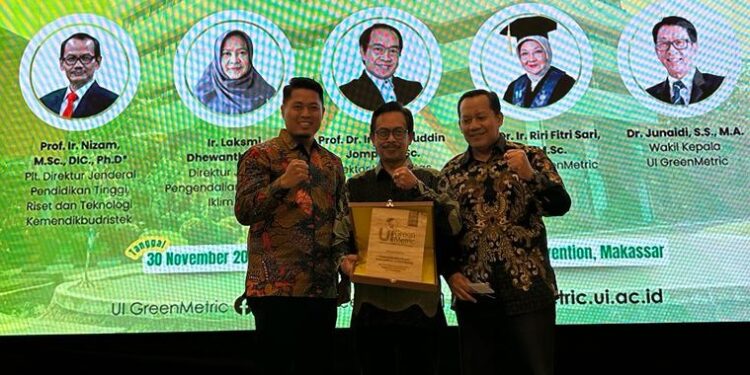 Rektor UIN Malang (berkacamata) saat menerima Anugerah UI GreenMetric.
