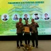 Rektor UIN Malang (berkacamata) saat menerima Anugerah UI GreenMetric.