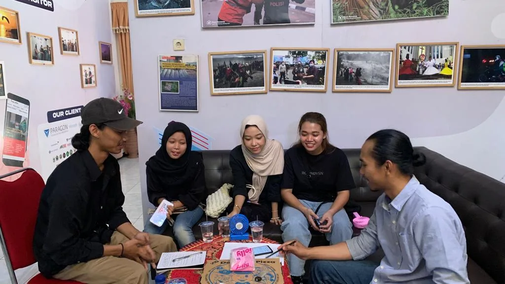 Sharing sashion di Kantor Tugu Media Malang bersama Herlianto. A, Pemred Tugu Malang.