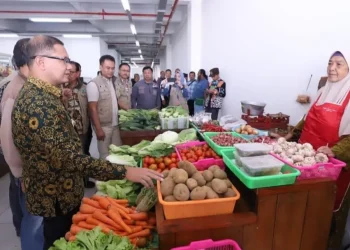 Pj Wali Kota Batu, Aries Agung Paewai, saat meninjau harga kebutuhan pokok di Pasar Induk Among Tani Kota Batu, Kamis (21/12/2023).