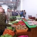 Pj Wali Kota Batu, Aries Agung Paewai, saat meninjau harga kebutuhan pokok di Pasar Induk Among Tani Kota Batu, Kamis (21/12/2023).