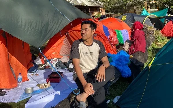 Faisol, mahasiswa malang yg sedang menjalani camping bersama teman temanya.