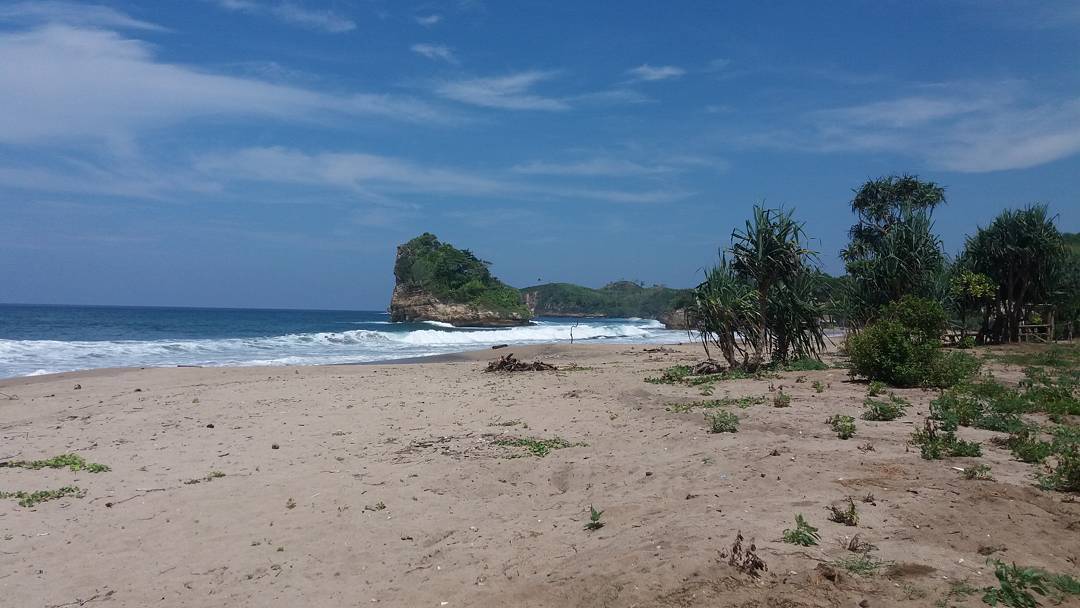 Pantai Jolangkung yang masih sepi, seperti miliki pantai sendiri.