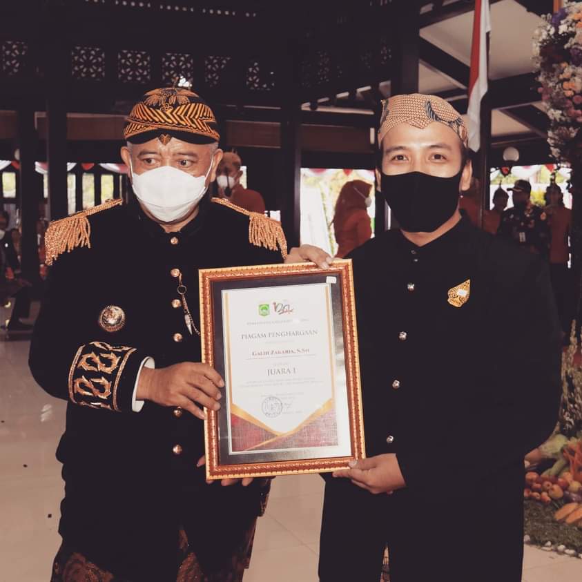 Galih berpose bersama Bupati Malang, Sanusi saat memenangkan Lomba Cipta Lagu Mars Kabupaten Malang. 