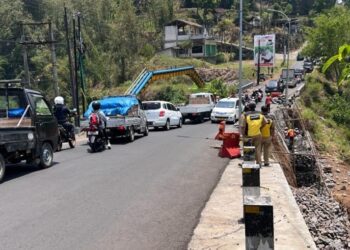 Dinas PUPR melakukan perbaikan plengsengan untuk meningkatkan infrastruktur jalan penting penghubung ke Kota Batu dari Karangploso - Karanglo.