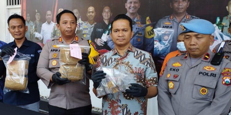 Polresta Malang Kota membongkar peredaran narkoba jelang akhir tahun.